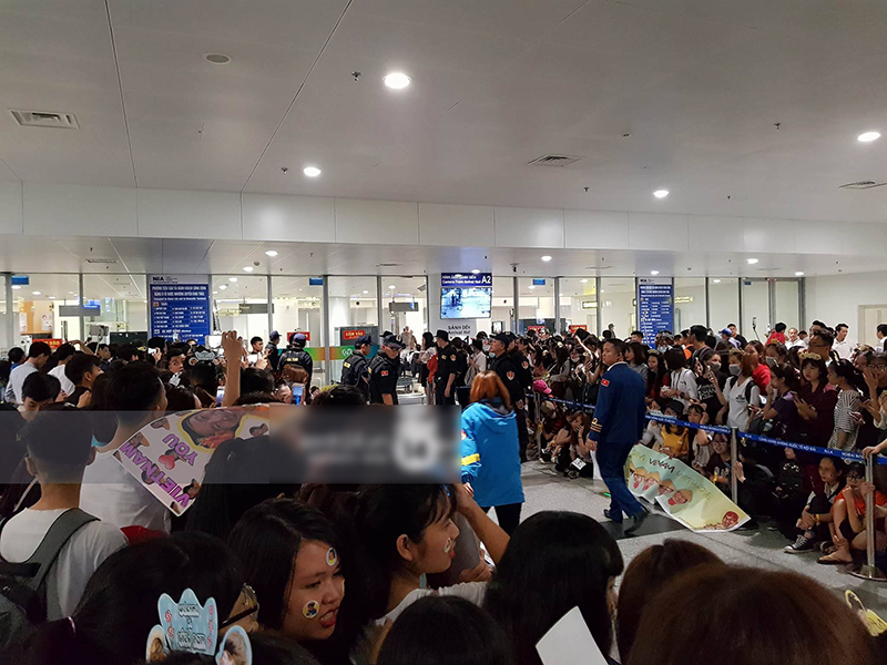 Nóng: Lee Kwang Soo xuất hiện chớp nhoáng trong sự chào đón cực sung của hàng ngàn fan Việt tại Nội Bài